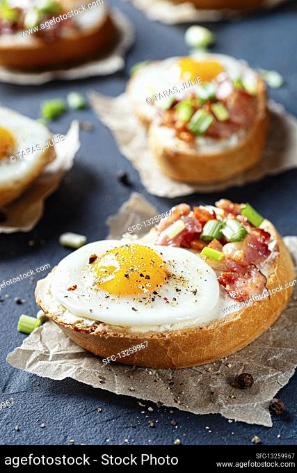 Crostini with bacon, spring onions and quail's eggs