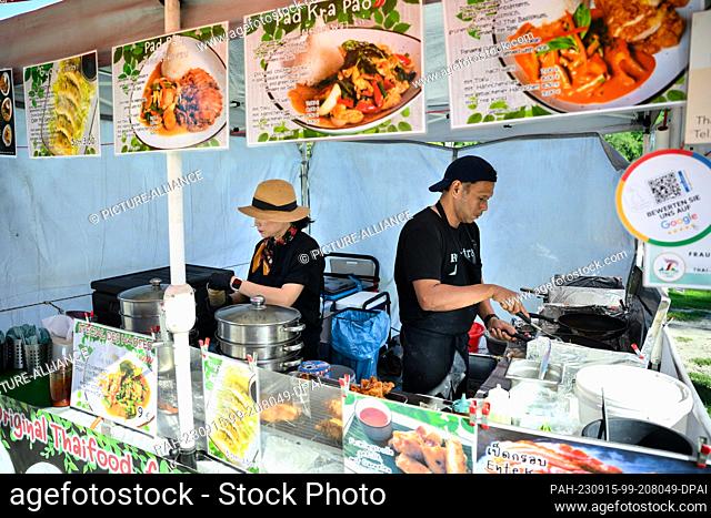 15 September 2023, Berlin: Jiaraporn Samerjai (l) and Lattaya Nukulrak have been running a mobile kitchen at the Thai street food market in Preußenpark in...
