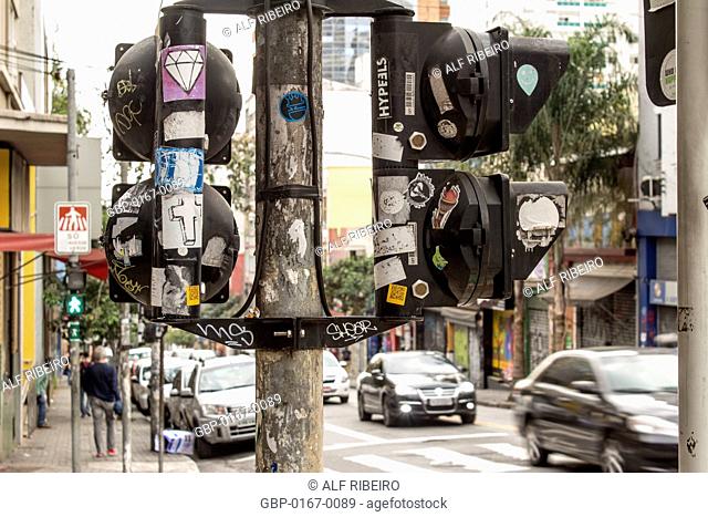 Semaphore, pedestrians, adhesives, corner, 09.27.2015, Capital, Augusta Street, Alameda Santos, São Paulo, Brazil