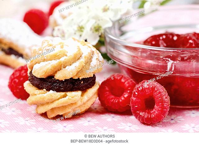 Cakes filled with raspberry jam