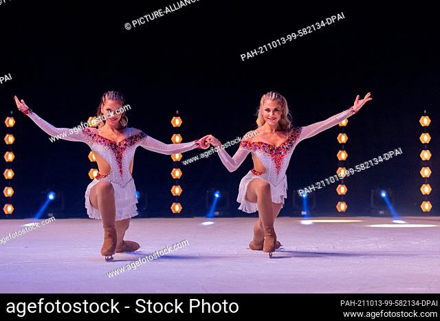 13 October 2021, North Rhine-Westphalia, Cologne: The twins Cheyenne (l) and Valentina Pahde, actresses, stand on the ice in their costumes and skates at the...
