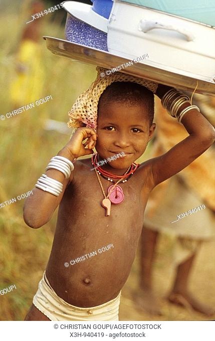 fillette portant une charge sur la tete, girl carrying a basket on her head, Benin, Golfe de Guinee, Afrique de l'ouest, Gulf of Guinea, West Africa