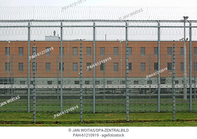The picture shows the detention centre in Regis-Breitingen, Germany, 28 August 2015. Approximately 400 volunteers in Saxony help organise sports events or...