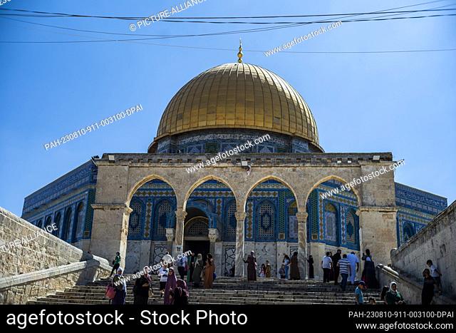 10 August 2023, Israel, Jerusalem: Muslim walk in from of the Dome of the Rock mosque at Al Aqsa compound. Photo: Ilia Yefimovich/dpa
