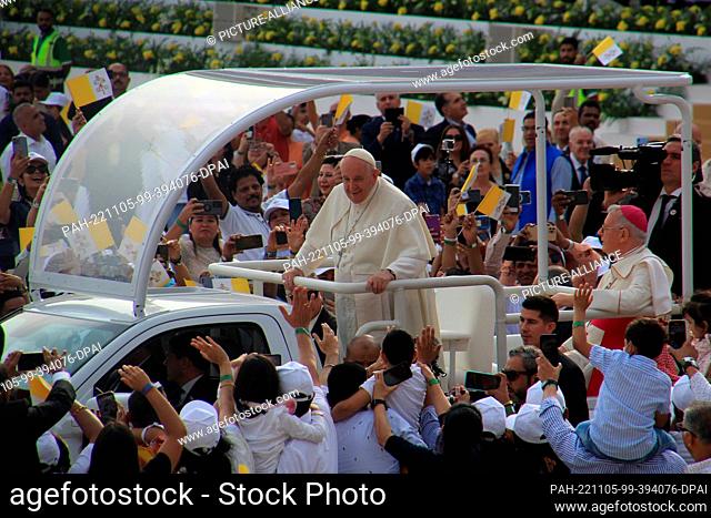05 November 2022, Bahrain, Rifa al-Gharbi: Francis circles believers in his papamobile in the arena before a Mass at the National Stadium in Riffa