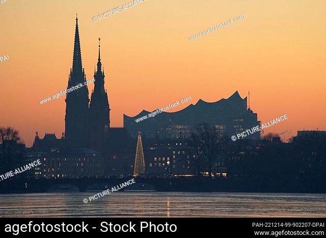 14 December 2022, Hamburg: The sun turns the sky orange during sunset on the Außenalster. Photo: Marcus Brandt/dpa. - Hamburg/Hamburg/Germany