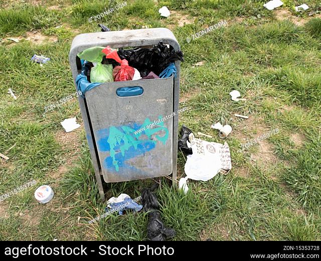 überquellender Mülleimer in einem Park in Bielefeld / overflowing rubbish bin in a park in Bielefeld, 17.4.2020, Foto: Robert B. Fishman