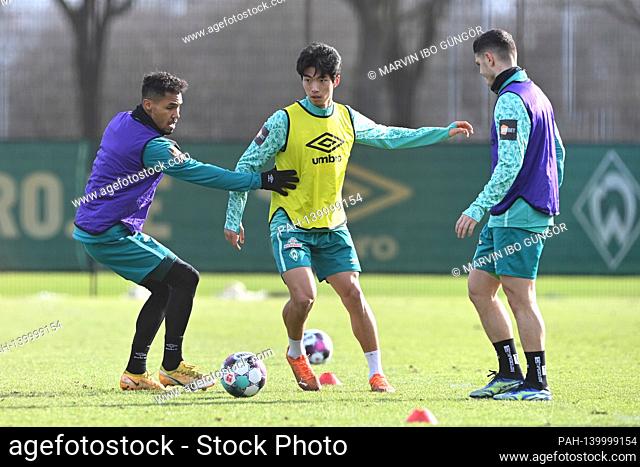 left to right Theodor Gebre Selassie (Bremen), Kyu-hyun Park (Bremen), Milot Rashica (Bremen). GES / Football / 1. Bundesliga: Training from Werder Bremen