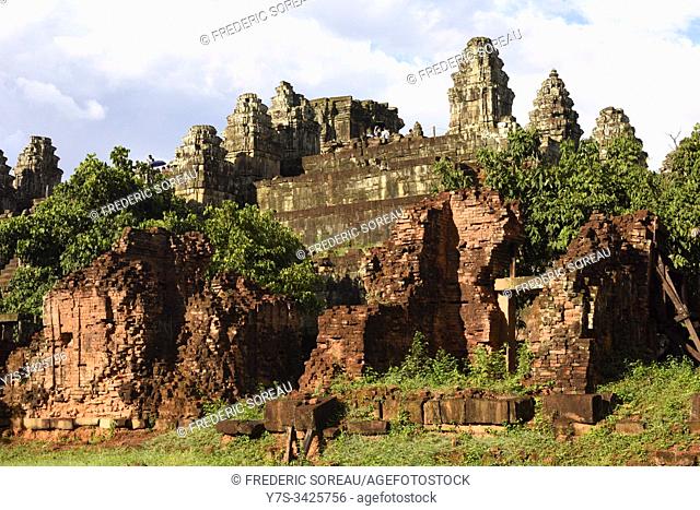 Phnom Bakheng, a Hindu and Buddhist temple at Angkor Wat, Cambodia, South Esat Asia