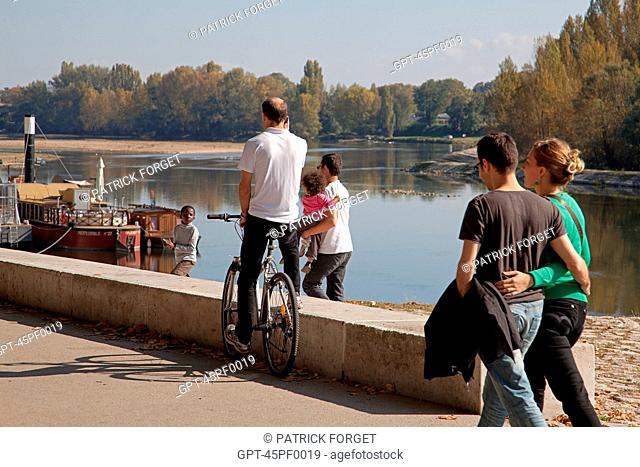 WALKING AND CYCLING ALONG THE LOIRE, QUAI CHATELET, THE 'LOIRE A VELO' CYCLING ITINERARY, ORLEANS, LOIRET 45, FRANCE
