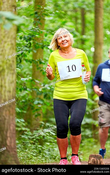 Vitale Senior Frau beim Jogging trainiert Ausdauer und Fitness in der Natur