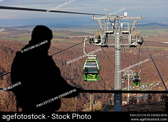 18 December 2023, Saxony-Anhalt, Thale: View of the gondola lift operated by Seilbahnen Thale GmbH. Trial operation is currently underway on the installation