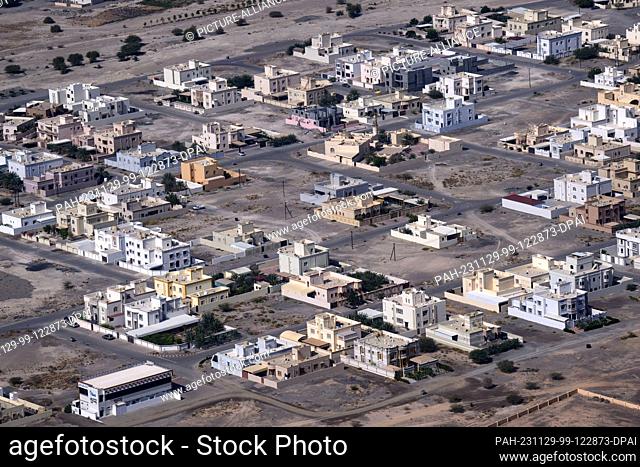 28 November 2023, Oman, Nizwa: Detached houses characterize the smaller towns between Muscat and Nizwa in the Sultanate of Oman
