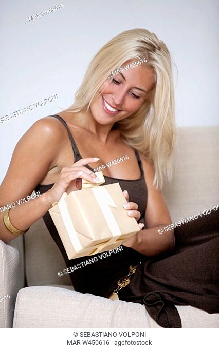donna con pacchetto regalo