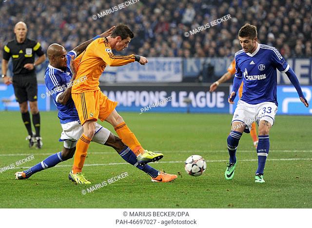 Madrid's Gareth Bale (C) scores the 0-2 goal past Schalke's Felipe Santana (2-L) and Roman Neustaedter (R) vies for the ball with Schalke's Max Meyer during the...