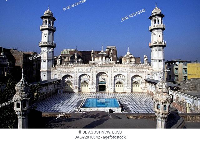 Mahabat Khan Mosque, built in 1630 by the governor of Peshawar during the reign of Mughal Emperor Shah Jahan, Peshawar, Pakistan
