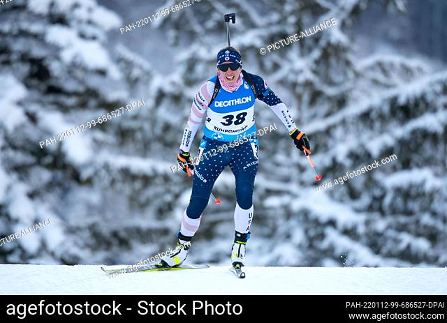 12 January 2022, Bavaria, Ruhpolding: Biathlon: World Cup, Sprint 7.5 km in Chiemgau Arena, women. Susan Dunklee from the USA in action