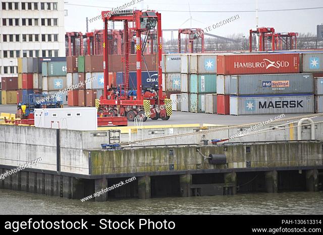 Container bridges and container cranes at the Burchardkai terminal, container, cargo, Hamburg Waltershof 17.02.2020. | usage worldwide