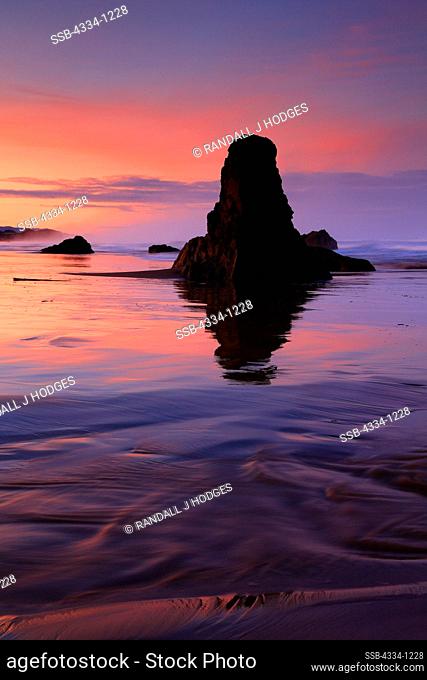 USA, Oregon, Bandon, Face Rock Beach, Scenic view of sunrise over the Seastacks