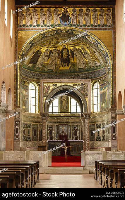 Basílica de Santa Eufrasia, siglo VI, mosaico de Cristo en brazos de la Virgen en el trono rodeado de ángeles y santos mártires
