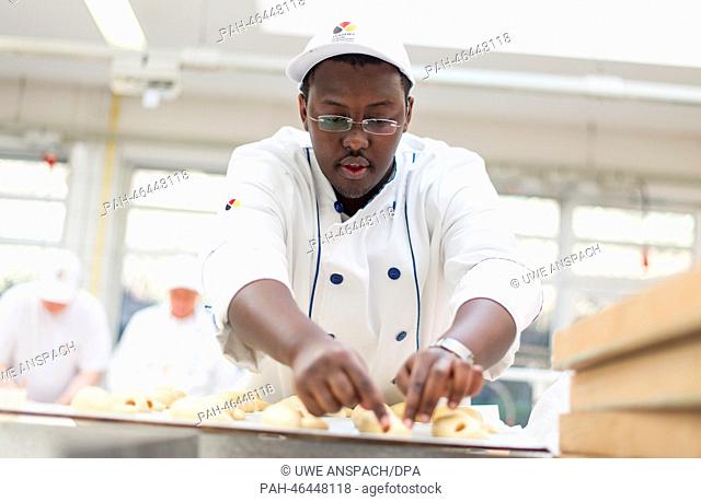 A participant in an international baking course prepares bakery produce at the baker's and confectioner's technical college Akademie Deutsches Bäaeckerhandwerk...