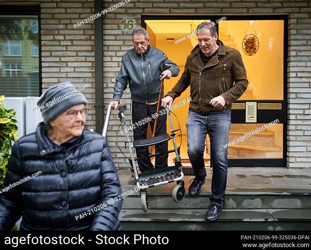 dpatop - 03 February 2021, North Rhine-Westphalia, Recklinghausen: Actor Ralf Moeller accompanies his parents Helmut (91) and mother Ursula (84) out of the...