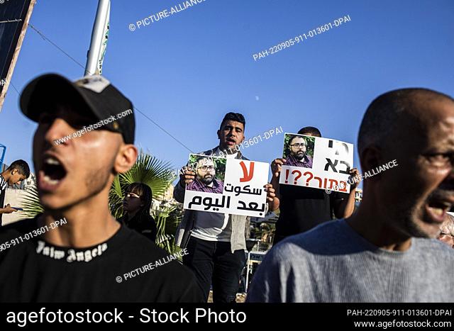 05 September 2022, Israel, Umm al-Fahm: Arab Israelis protest near the entrance to Umm Al-Fahm against the murder of Nidal Aghbariya
