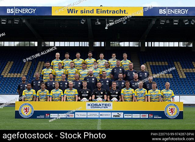 10 July 2022, Lower Saxony, Brunswick: Soccer: 2nd Bundesliga, photo session for the 2022/23 season, Eintracht Braunschweig, 1st row f.l
