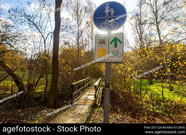 23 November 2020, Saxony, Helbigsdorf: In the middle of the forest near Helbigsdorf in the district of Saxon Switzerland-Eastern Ore Mountains a bicycle and...