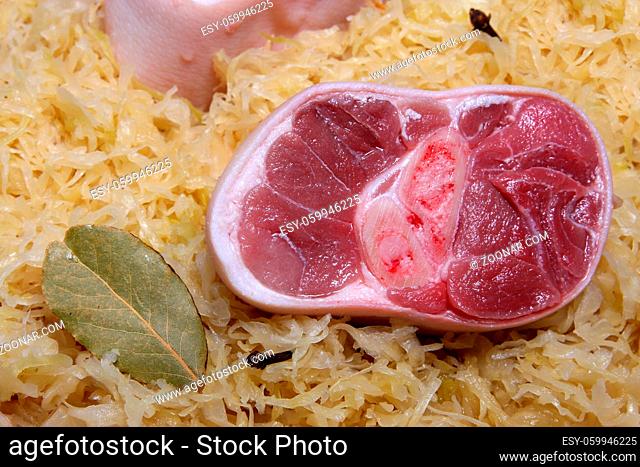 Schweinshaxe mit Sauerkraut
