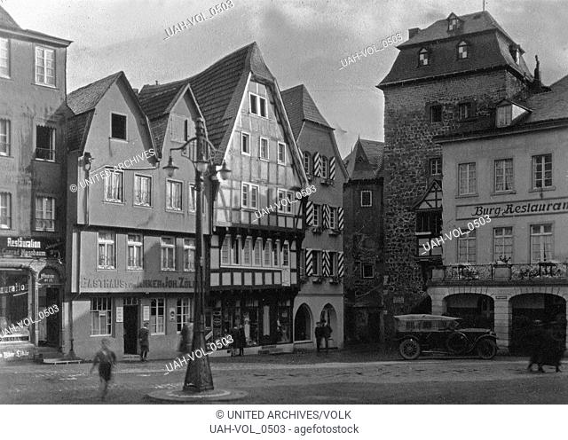 Häuser auf dem Burgplatz in Linz am Rhein, Deutschland 1920er Jahre. Houses at Burgplatz square in Linz at river Rhine, Germany 1920s