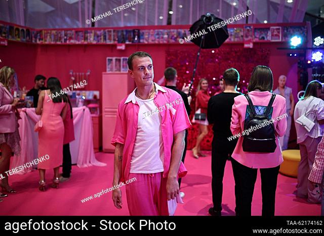 RUSSIA, MOSCOW - SEPTIEMBRE 14, 2023: La gente asiste al estreno de Moscú de la película de comedia 2023 Barbie en el Cine Mori en el centro comercial Kuntsevo...