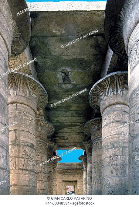 Ramesseum Luxor Egypt: Ramesseum : the funeral temple of pharaoh Ramses II the Great(1303-1213 b.C. XIX° dyn).The ceiling of the hypostyle hall