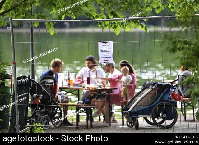 Opening of the outdoor catering in Bavaria. Well-frequented beer garden from the Seehaus in the English Garden on Kleinhesseloher See in Munich