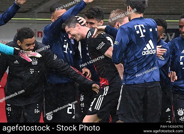 Robert Lewandowski (FC Bayern Munich) cheers with his team after the goal they scored to make it 0-1 with a penalty and then their 40th goal in the current...