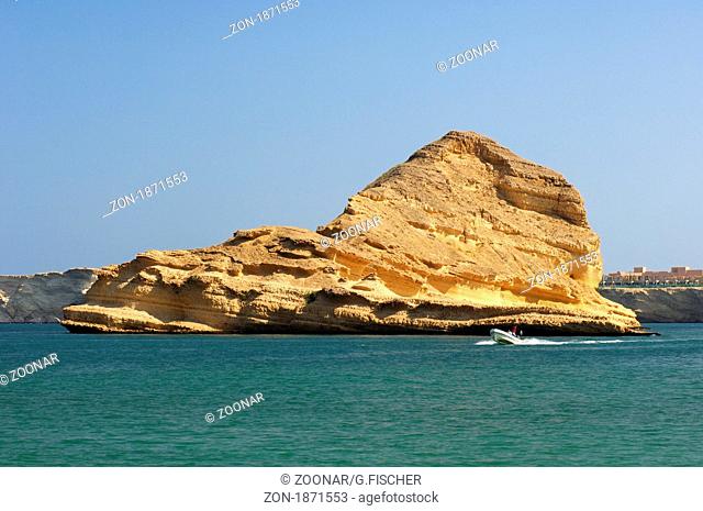 Bootsausflug in der malerischen Barr Al Jissah Bucht am Golf von Oman bei Maskat, Sultanat Oman / On a boat trip In the pittoresque Barr Al Jissah bay at the...