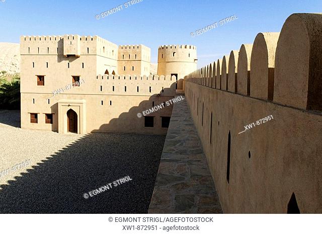 historic adobe fortification Ibri Fort or Castle, Hajar al Gharbi Mountains, Al Dhahirah Region, Sultanate of Oman, Arabia, Middle East