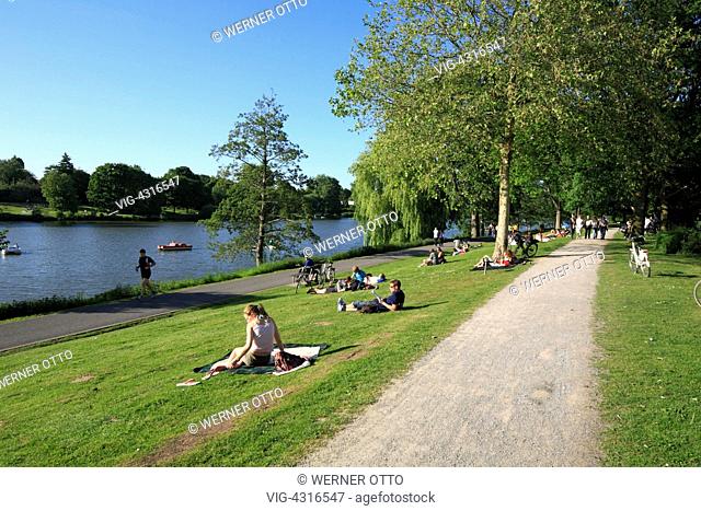 DEUTSCHLAND, MUENSTER (WESTFALEN), 03.06.2010, D-Muenster, Westphalia, Muensterland, North Rhine-Westphalia, freetime, leisure time, sunbathing