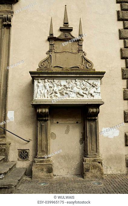 Stele rappresentante la bella Galiana situata in Piazza del plebiscito