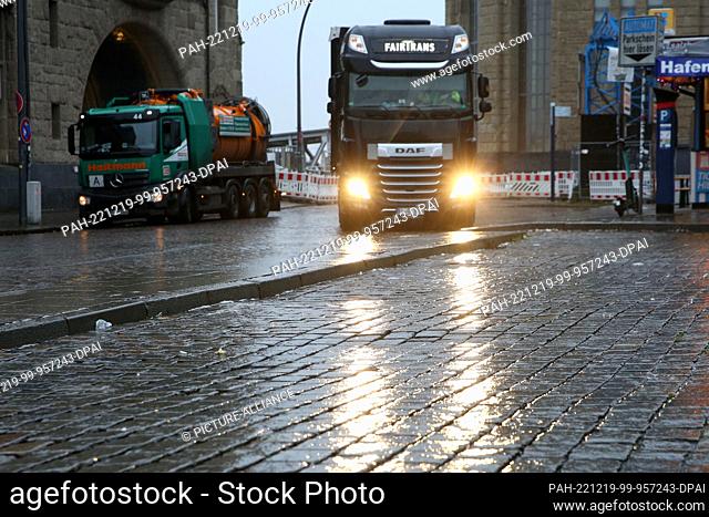 19 December 2022, Hamburg: A truck is unable to move forward on the not yet gritted pavement of the icy forecourt at the Landungsbrücken after it started to...