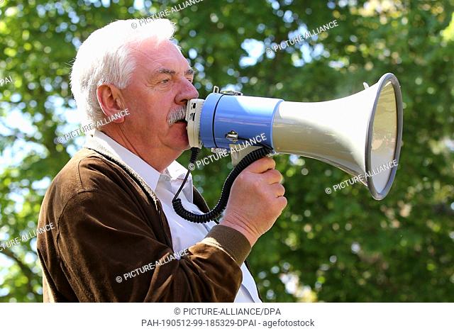 12 May 2019, Mecklenburg-Western Pomerania, Lärz: Hartmut Lehmann, mayor of the municipality of Lärz, speaks at a rally for the preservation of the culture and...