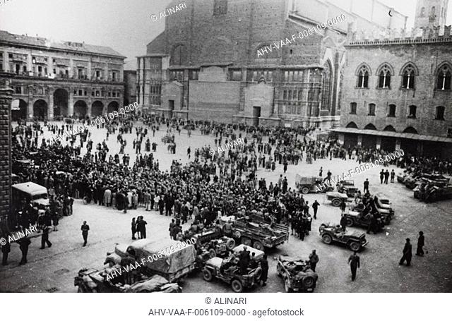 Liberation of Bologna: military means in piazza Maggiore, shot 21/04/1945 by Villani, Studio