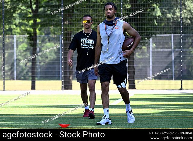 25 June 2023, North Rhine-Westphalia, Cologne: American Football: St. Brown Youth Football Camp. Osiris St. Brown (l) and Equanimeous St