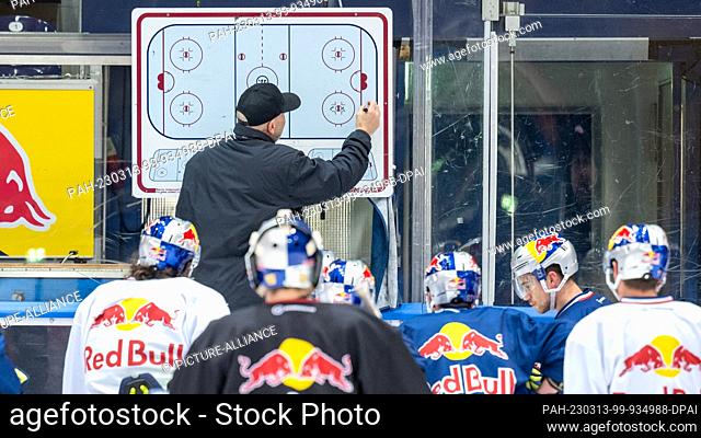 13 March 2023, Bavaria, Munich: Ice hockey: DEL, media round with coaches and players of EHC Red Bull Munich, training: head coach Don Jackson draws on the...