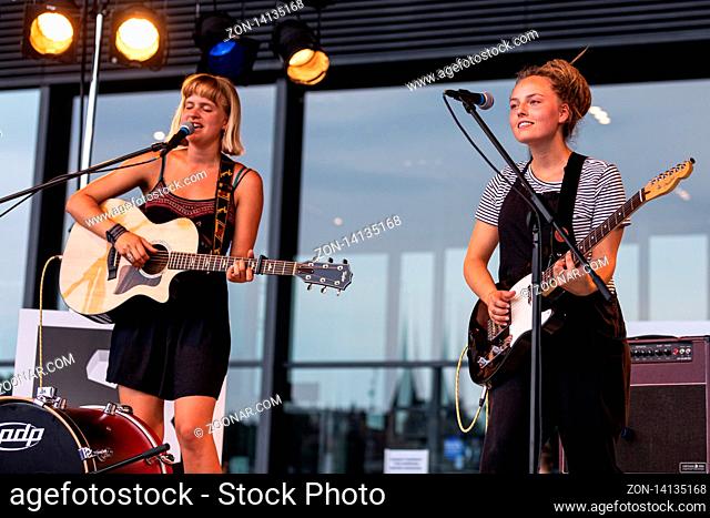 Das schweizer Duo ANATINA mit Dshamilja Maurer und Olivia Virgolin live beim 27. Blue Balls Festival in Luzern, Schweiz, Europa