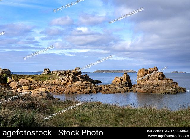 PRODUCTION - 03 October 2022, France, Ploumanach: The coastal section Cote de Granit Rose. The coastal section with its reddish rocks is one of the most famous...