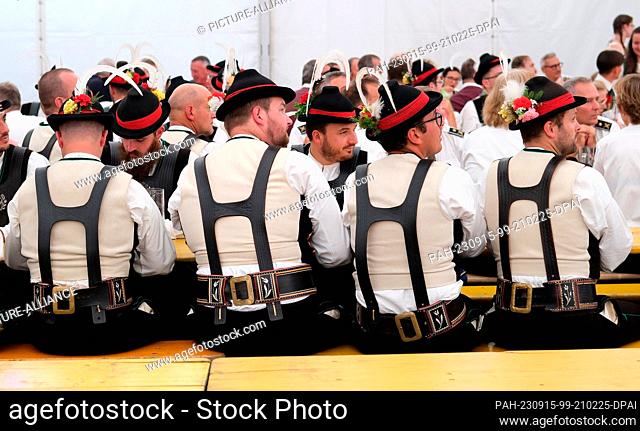 15 September 2023, Saxony, Aue-Bad Schlema: Musicians from the Sarnthein music band in South Tyrol sit in a marquee. The occasion is the opening of the 30th...