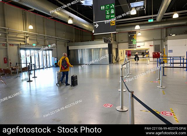 02 November 2022, Rhineland-Palatinate, Hahn: Most of the stores in the terminal of Hahn Airport are closed. Four months after the sale of the insolvent Hahn...