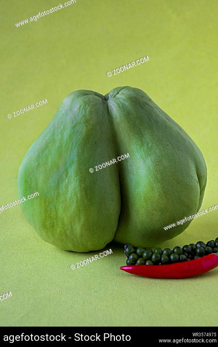Chayote (Sechium edule), zwei verwachsene Früchte. Chayote, two connate fruits