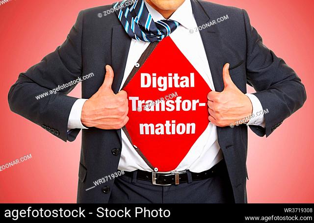 Mann im Anzug öffnet Hemd und trägt Schriftzug Digital Transformation darunter als Digitalisierung Konzept